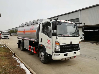 西安重汽豪沃10噸油罐車 10.5方加油車配朝柴10檔變速箱，高效運輸水泥行業(yè)新選擇