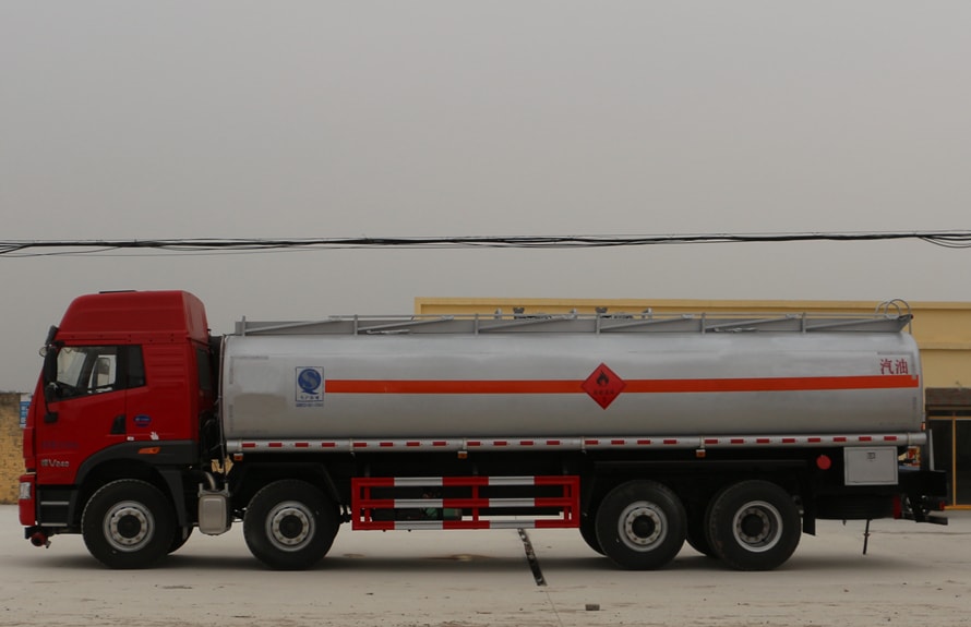 通榆縣半掛運油車解放15噸油罐車與水泥車的應(yīng)用與發(fā)展