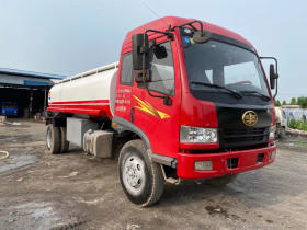 城市動脈 南京流動加油車與水泥車，服務(wù)與建設(shè)并行