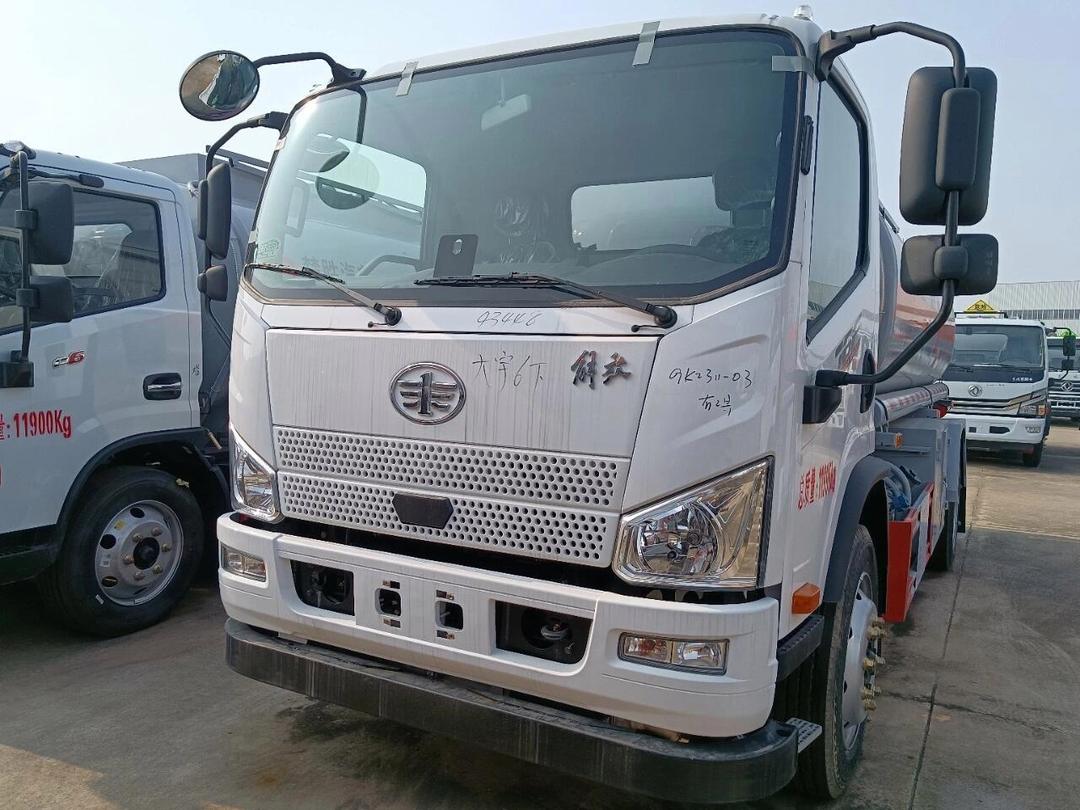 額載7噸油罐車與背罐車 運輸領(lǐng)域的可靠搭檔