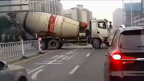 任性變道惹禍端，后車司機(jī)苦不堪言