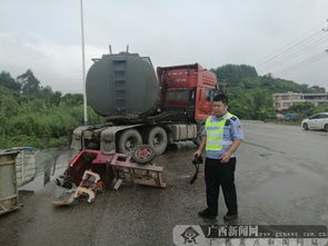 雨天路滑隱患重重 油罐車失控碰撞三輪車致其散架 水泥車險卷入事故