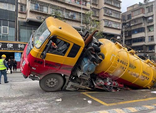突發！貴陽玉廠路路面塌陷，一罐車后輪深陷，救援及時展開
